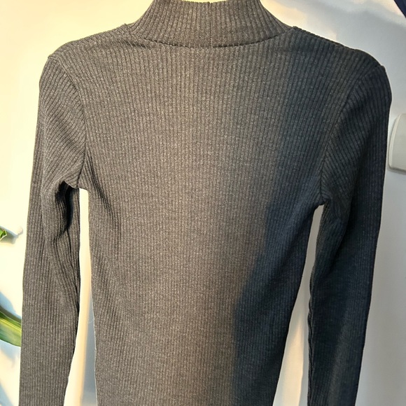 Uniqlo Turtleneck - Picture 2 of 2